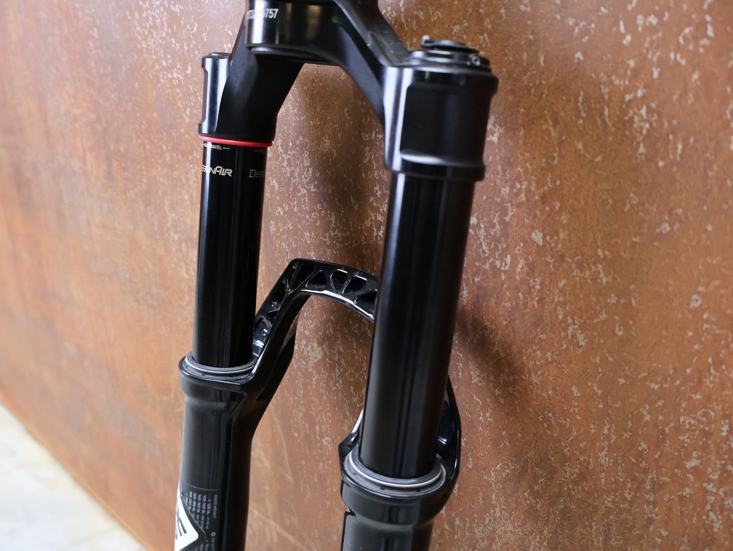 Federgabel von Rock Shox, ROCKSHOX – SID SL ULTIMATE 2P / 29 / 110 MM / BOOST 15×110 / SID GLOSS BLACK / RACE DAY 2 vor USEDBIKES - OB.DE Hintergrund