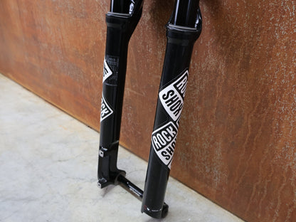 Federgabel von Rock Shox, ROCKSHOX – SID SL ULTIMATE 2P / 29 / 110 MM / BOOST 15×110 / SID GLOSS BLACK / RACE DAY 2 vor USEDBIKES - OB.DE Hintergrund