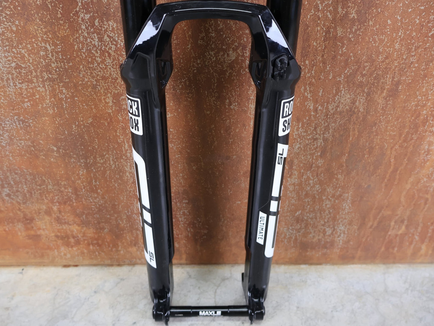 Federgabel von Rock Shox, ROCKSHOX – SID SL ULTIMATE 2P / 29 / 110 MM / BOOST 15×110 / SID GLOSS BLACK / RACE DAY 2 vor USEDBIKES - OB.DE Hintergrund
