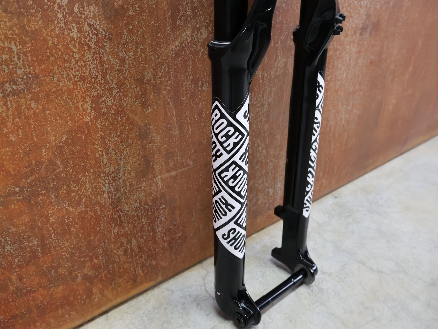Federgabel von Rock Shox, ROCKSHOX – SID SL ULTIMATE 2P / 29 / 110 MM / BOOST 15×110 / SID GLOSS BLACK / RACE DAY 2 vor USEDBIKES - OB.DE Hintergrund