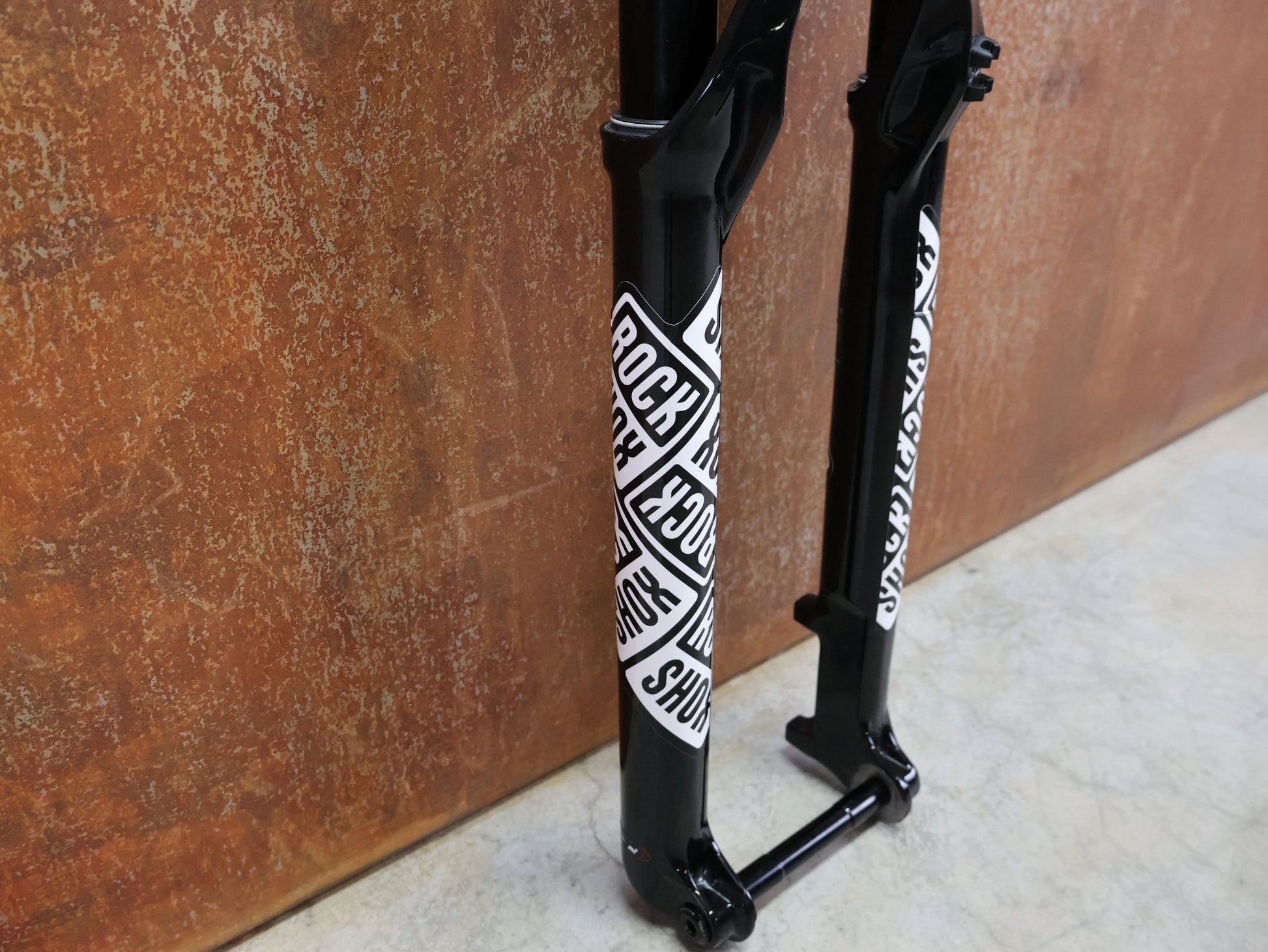 Federgabel von Rock Shox, ROCKSHOX – SID SL ULTIMATE 2P / 29 / 110 MM / BOOST 15×110 / SID GLOSS BLACK / RACE DAY 2 vor USEDBIKES - OB.DE Hintergrund