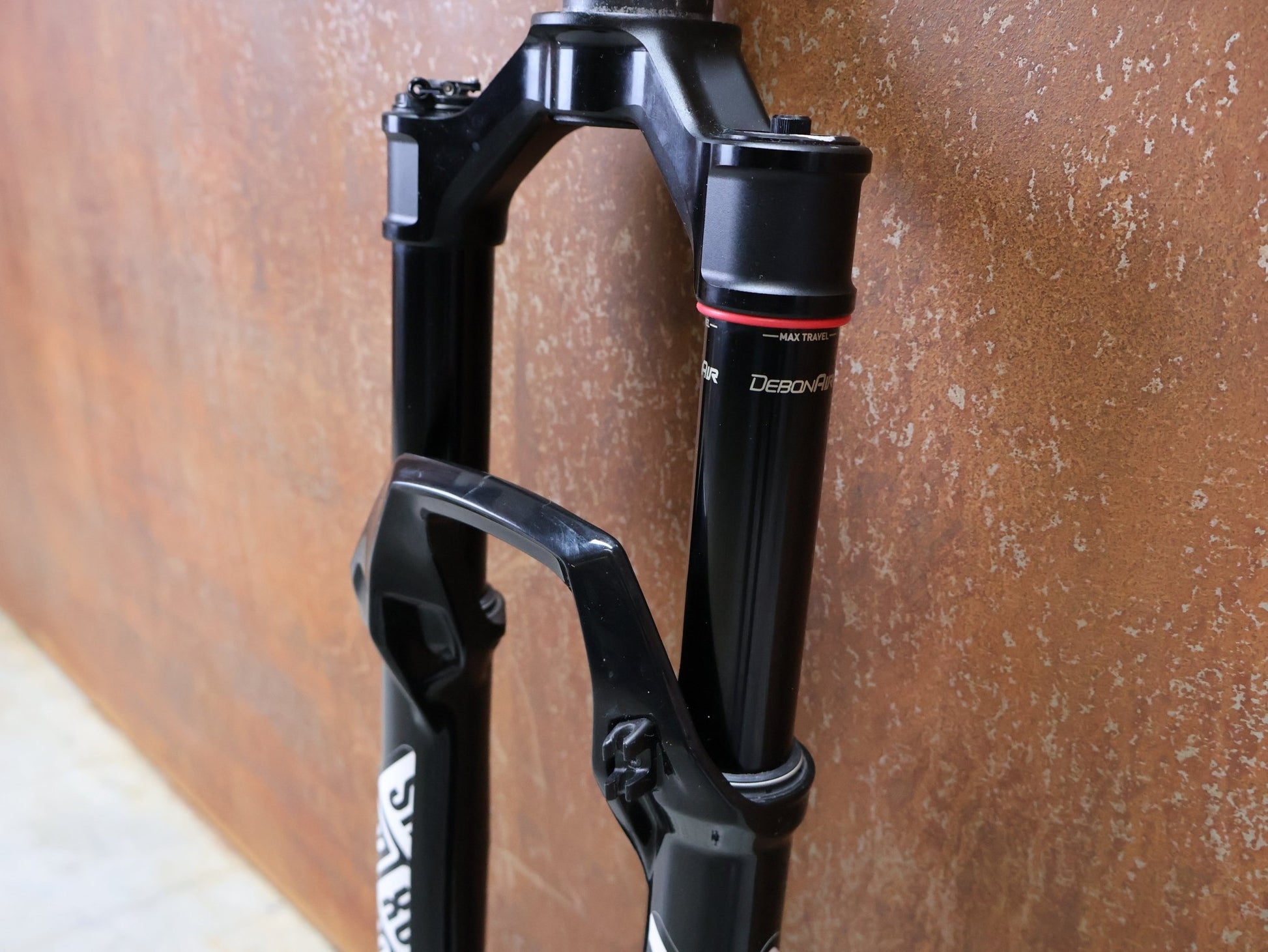 Federgabel von Rock Shox, ROCKSHOX – SID SL ULTIMATE 2P / 29 / 110 MM / BOOST 15×110 / SID GLOSS BLACK / RACE DAY 2 vor USEDBIKES - OB.DE Hintergrund