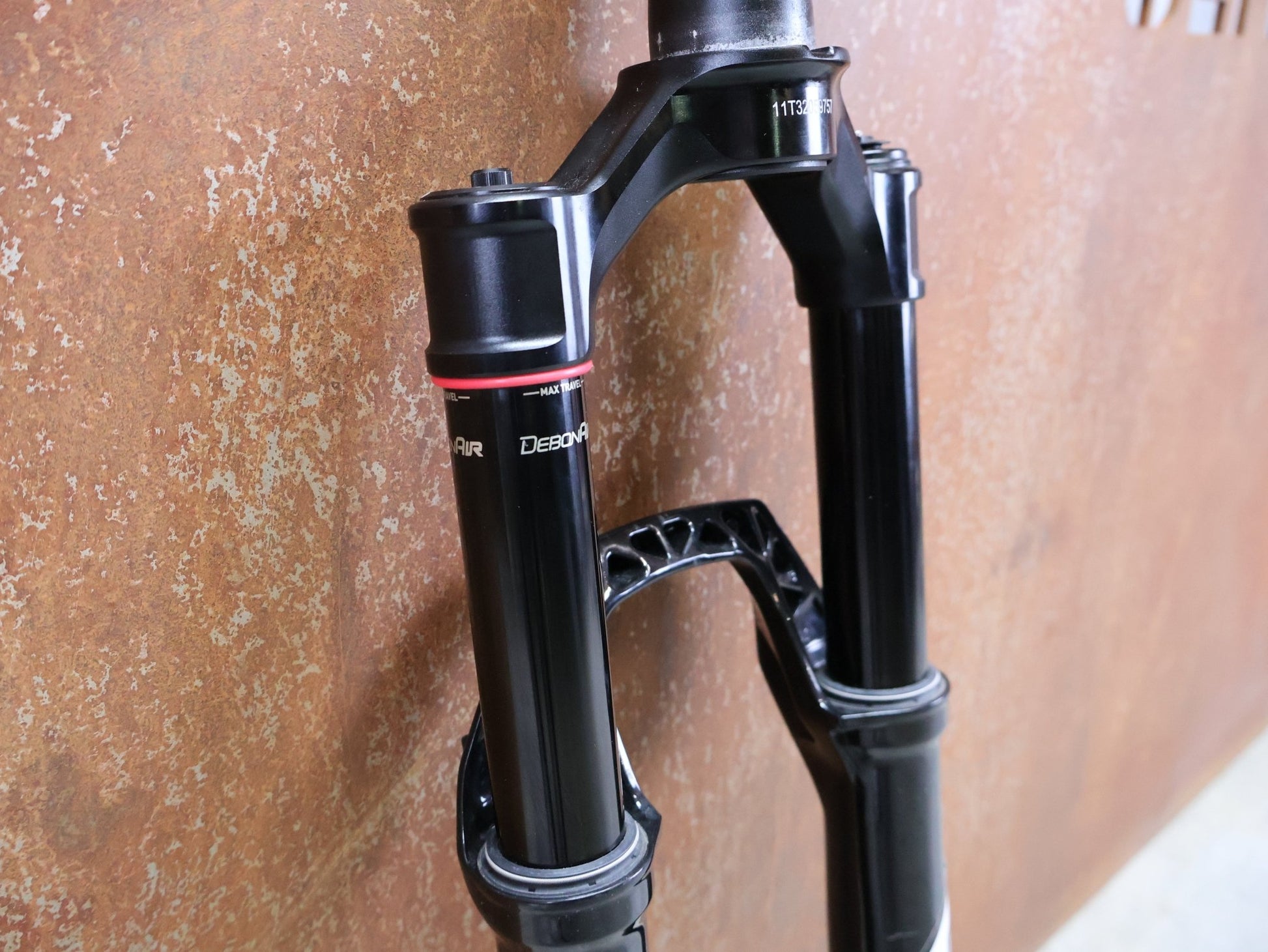 Federgabel von Rock Shox, ROCKSHOX – SID SL ULTIMATE 2P / 29 / 110 MM / BOOST 15×110 / SID GLOSS BLACK / RACE DAY 2 vor USEDBIKES - OB.DE Hintergrund