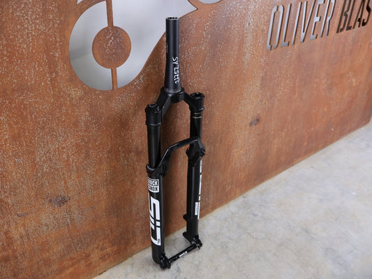 Federgabel von Rock Shox, ROCKSHOX – SID SL ULTIMATE 2P / 29 / 110 MM / BOOST 15×110 / SID GLOSS BLACK / RACE DAY 2 vor USEDBIKES - OB.DE Hintergrund