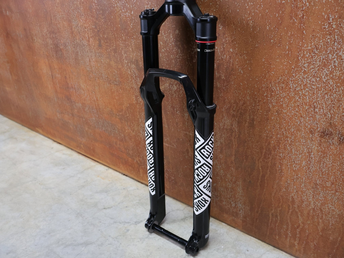 Federgabel von Rock Shox, ROCKSHOX – SID SL ULTIMATE 2P / 29 / 110 MM / BOOST 15×110 / SID GLOSS BLACK / RACE DAY 2 vor USEDBIKES - OB.DE Hintergrund