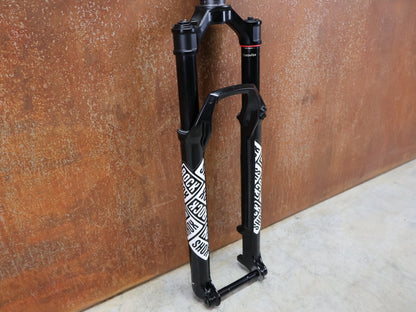 Federgabel von Rock Shox, ROCKSHOX – SID SL ULTIMATE 2P / 29 / 110 MM / BOOST 15×110 / SID GLOSS BLACK / RACE DAY 2 vor USEDBIKES - OB.DE Hintergrund