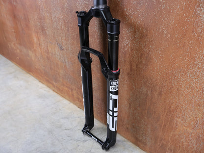 Federgabel von Rock Shox, ROCKSHOX – SID SL ULTIMATE 2P / 29 / 110 MM / BOOST 15×110 / SID GLOSS BLACK / RACE DAY 2 vor USEDBIKES - OB.DE Hintergrund