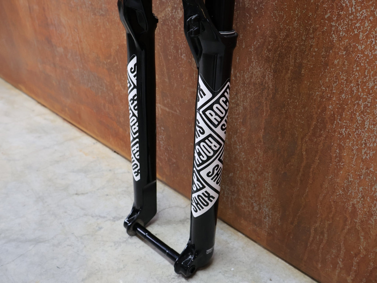 Federgabel von Rock Shox, ROCKSHOX – SID SL ULTIMATE 2P / 29 / 110 MM / BOOST 15×110 / SID GLOSS BLACK / RACE DAY 2 vor USEDBIKES - OB.DE Hintergrund