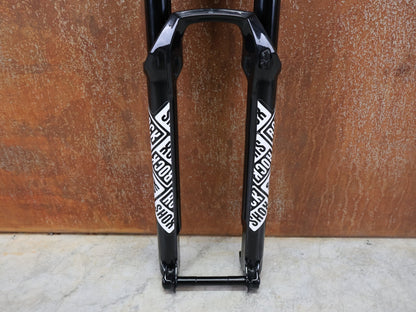 Federgabel von Rock Shox, ROCKSHOX – SID SL ULTIMATE 2P / 29 / 110 MM / BOOST 15×110 / SID GLOSS BLACK / RACE DAY 2 vor USEDBIKES - OB.DE Hintergrund