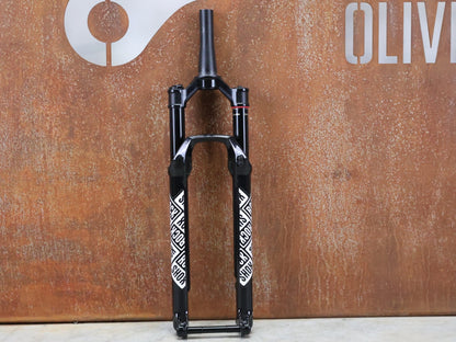 Federgabel von Rock Shox, ROCKSHOX – SID SL ULTIMATE 2P / 29 / 110 MM / BOOST 15×110 / SID GLOSS BLACK / RACE DAY 2 vor USEDBIKES - OB.DE Hintergrund