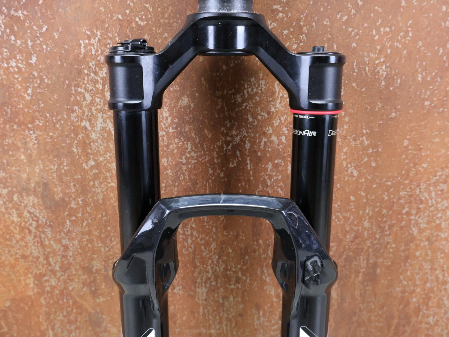 Federgabel von Rock Shox, ROCKSHOX – SID SL ULTIMATE 2P / 29 / 110 MM / BOOST 15×110 / SID GLOSS BLACK / RACE DAY 2 vor USEDBIKES - OB.DE Hintergrund