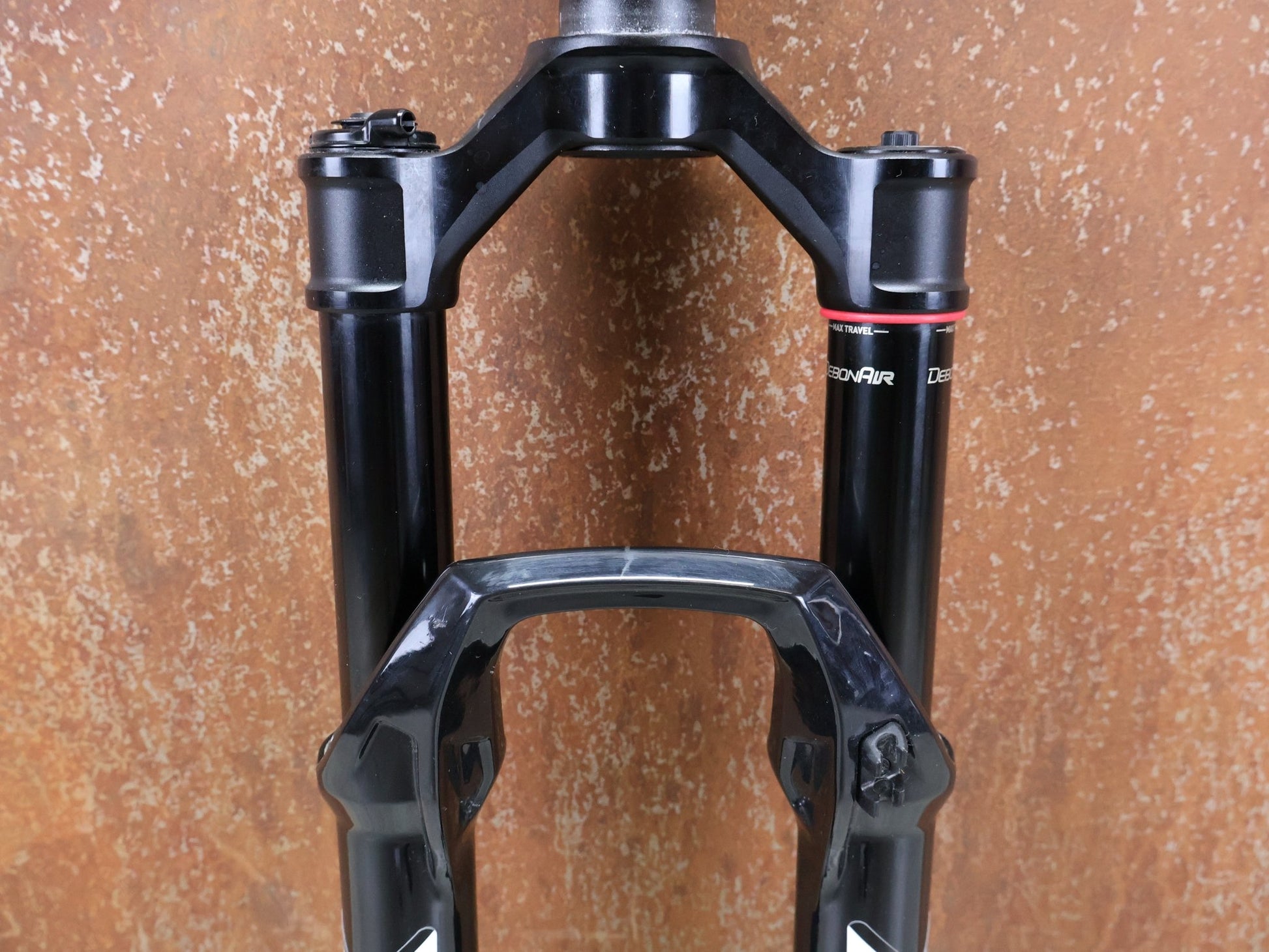 Federgabel von Rock Shox, ROCKSHOX – SID SL ULTIMATE 2P / 29 / 110 MM / BOOST 15×110 / SID GLOSS BLACK / RACE DAY 2 vor USEDBIKES - OB.DE Hintergrund