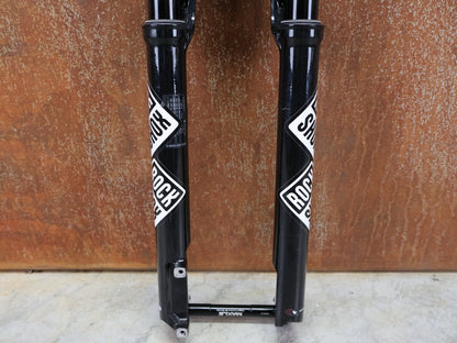 Federgabel von Rock Shox, ROCKSHOX – SID SL ULTIMATE 2P / 29 / 110 MM / BOOST 15×110 / SID GLOSS BLACK / RACE DAY 2 vor USEDBIKES - OB.DE Hintergrund
