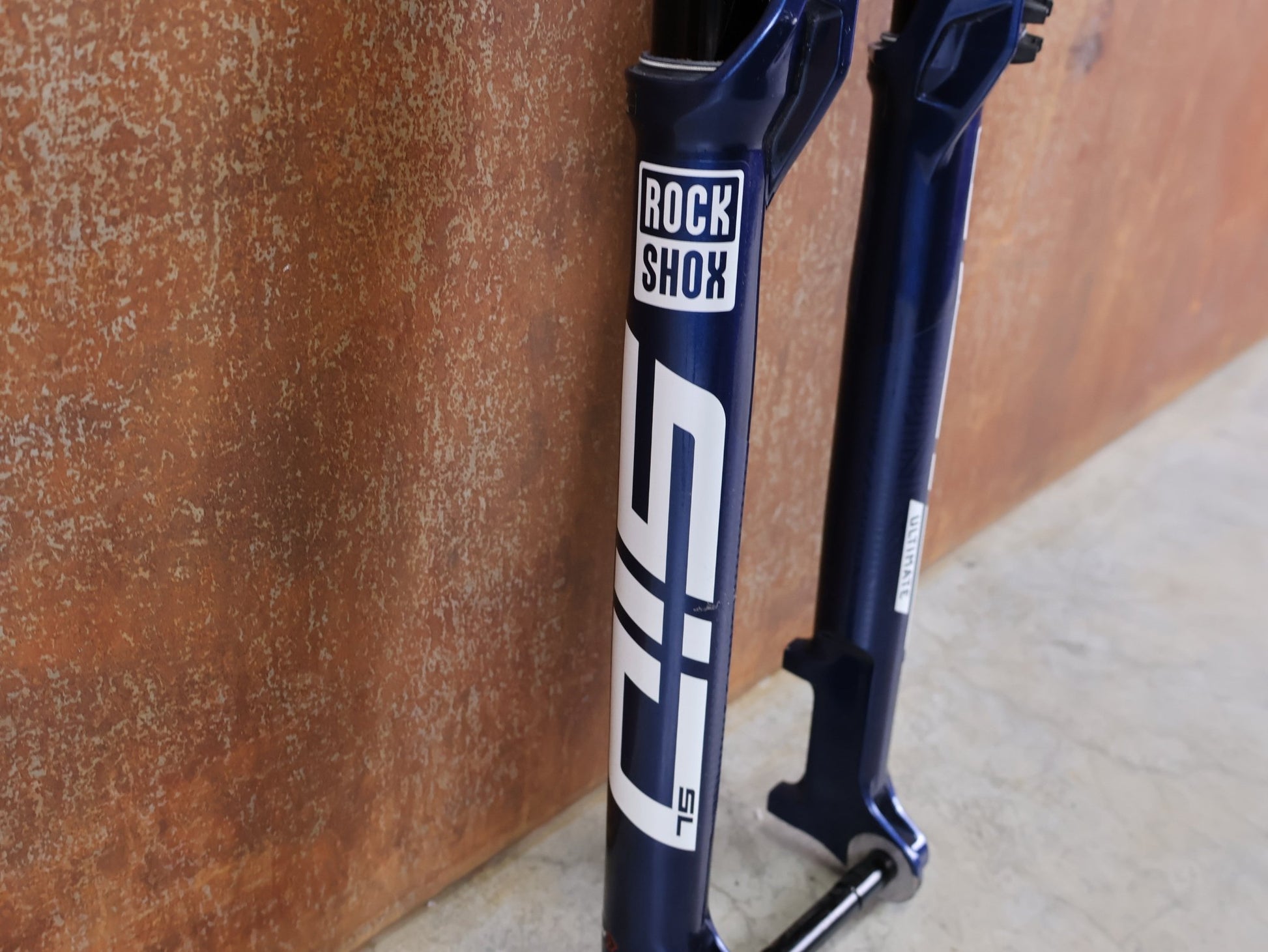 Federgabel von Rock Shox, ROCKSHOX – SID SL ULTIMATE 2P / 29" – 110 MM – CHARGER RACE DAY 2 / BLUE CRUSH vor USEDBIKES - OB.DE Hintergrund