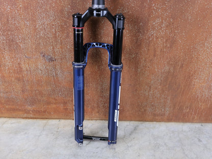 Federgabel von Rock Shox, ROCKSHOX – SID SL ULTIMATE 2P / 29" – 110 MM – CHARGER RACE DAY 2 / BLUE CRUSH vor USEDBIKES - OB.DE Hintergrund