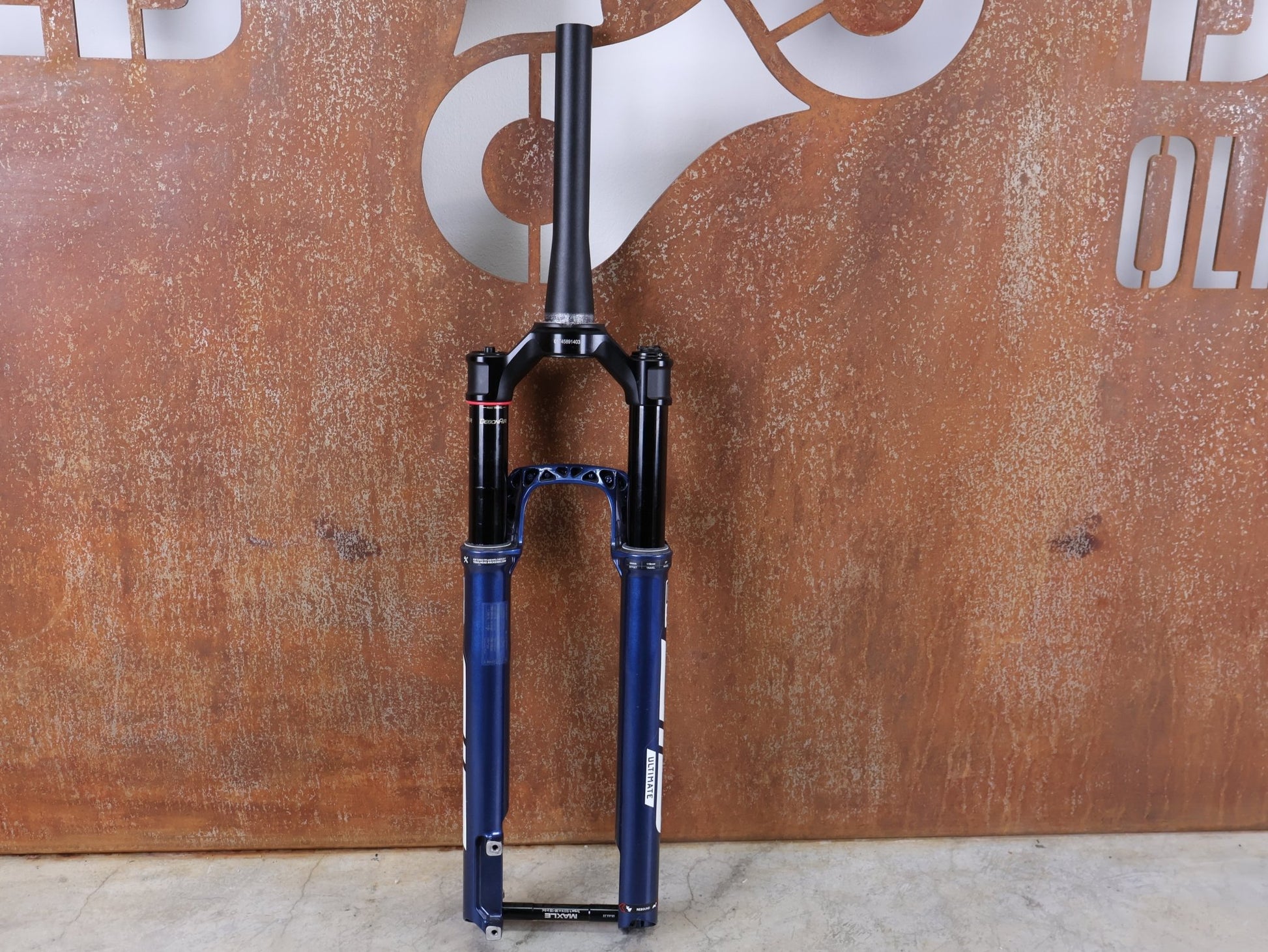 Federgabel von Rock Shox, ROCKSHOX – SID SL ULTIMATE 2P / 29" – 110 MM – CHARGER RACE DAY 2 / BLUE CRUSH vor USEDBIKES - OB.DE Hintergrund