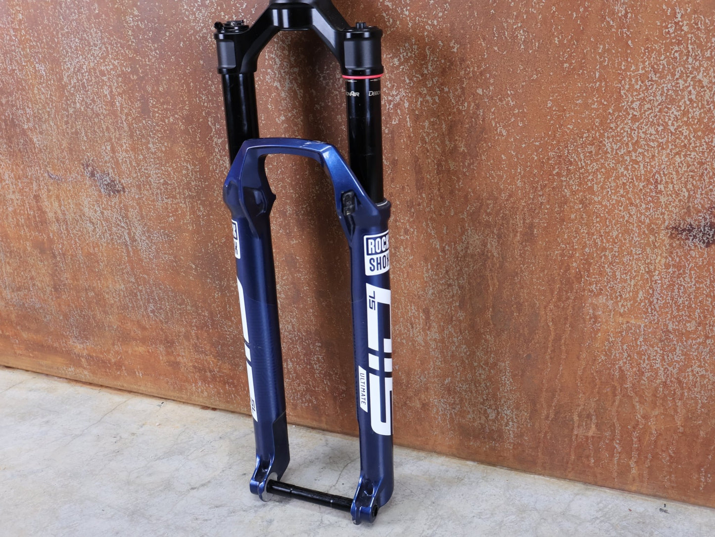 Federgabel von Rock Shox, ROCKSHOX – SID SL ULTIMATE 2P / 29" – 110 MM – CHARGER RACE DAY 2 / BLUE CRUSH vor USEDBIKES - OB.DE Hintergrund