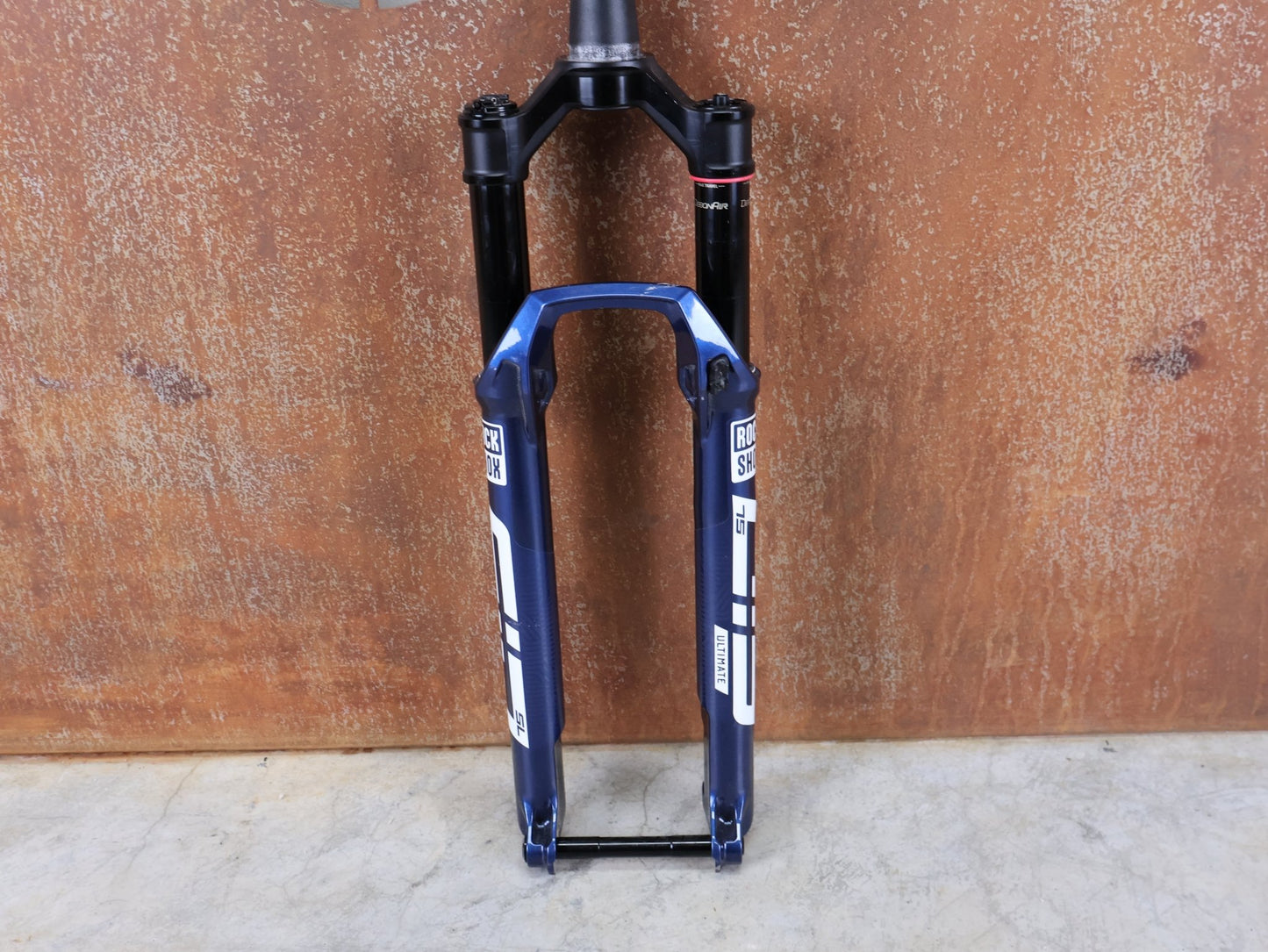 Federgabel von Rock Shox, ROCKSHOX – SID SL ULTIMATE 2P / 29" – 110 MM – CHARGER RACE DAY 2 / BLUE CRUSH vor USEDBIKES - OB.DE Hintergrund