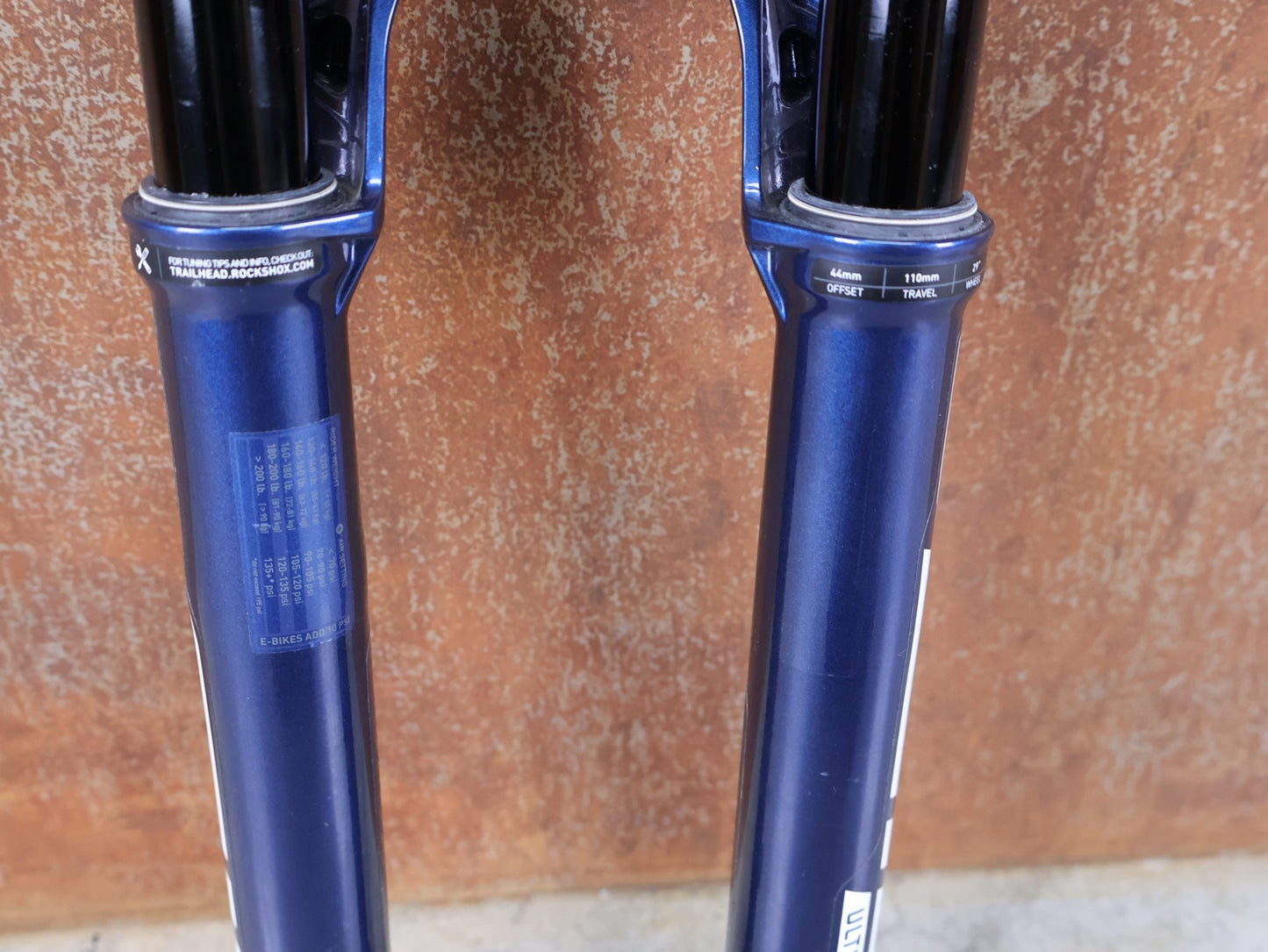 Federgabel von Rock Shox, ROCKSHOX – SID SL ULTIMATE 2P / 29" – 110 MM – CHARGER RACE DAY 2 / BLUE CRUSH vor USEDBIKES - OB.DE Hintergrund