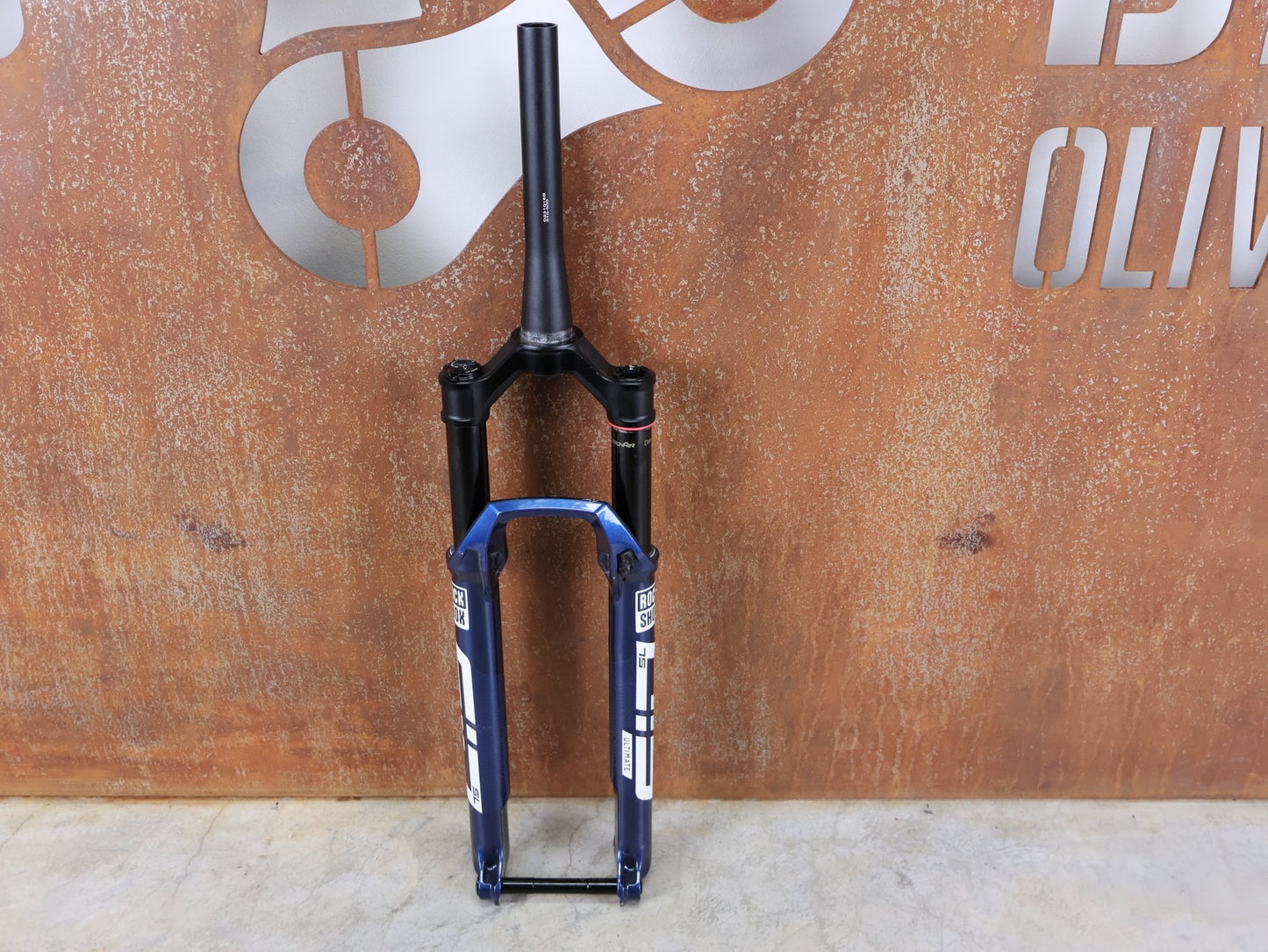 Federgabel von Rock Shox, ROCKSHOX – SID SL ULTIMATE 2P / 29" – 110 MM – CHARGER RACE DAY 2 / BLUE CRUSH vor USEDBIKES - OB.DE Hintergrund