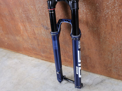 Federgabel von Rock Shox, ROCKSHOX – SID SL ULTIMATE 2P / 29" – 110 MM – CHARGER RACE DAY 2 / BLUE CRUSH vor USEDBIKES - OB.DE Hintergrund