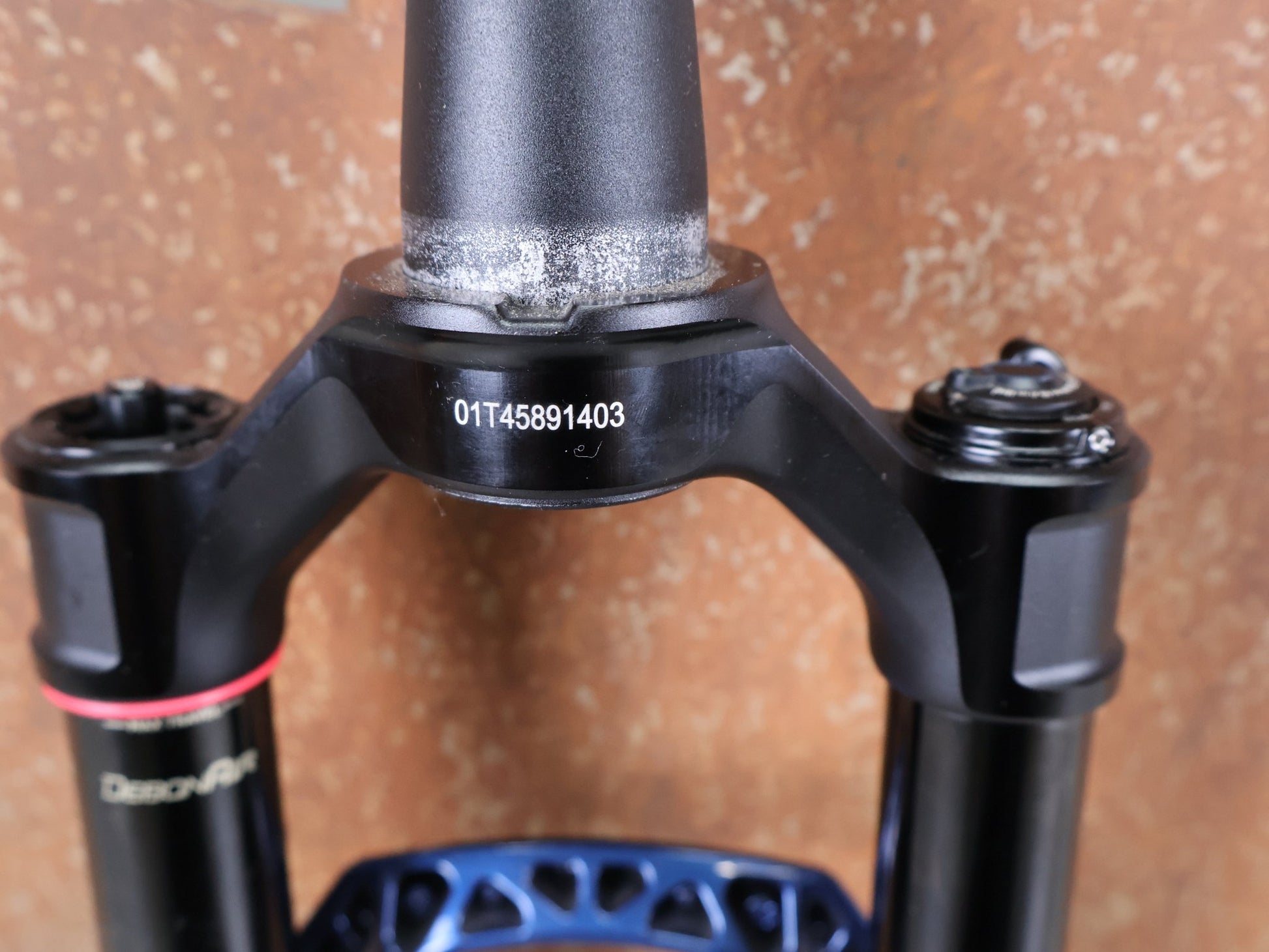 Federgabel von Rock Shox, ROCKSHOX – SID SL ULTIMATE 2P / 29" – 110 MM – CHARGER RACE DAY 2 / BLUE CRUSH vor USEDBIKES - OB.DE Hintergrund