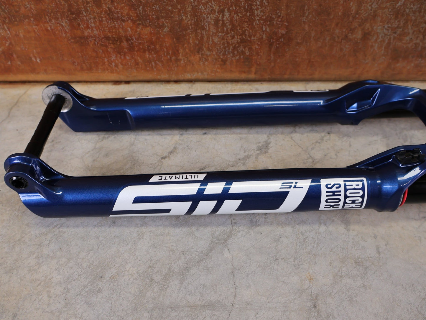 Federgabel von Rock Shox, ROCKSHOX SID SL ULTIMATE 2P 29" FEDERGABEL – 110 MM – CHARGER RACE DAY 2 – BLUE CRUSH vor USEDBIKES - OB.DE Hintergrund