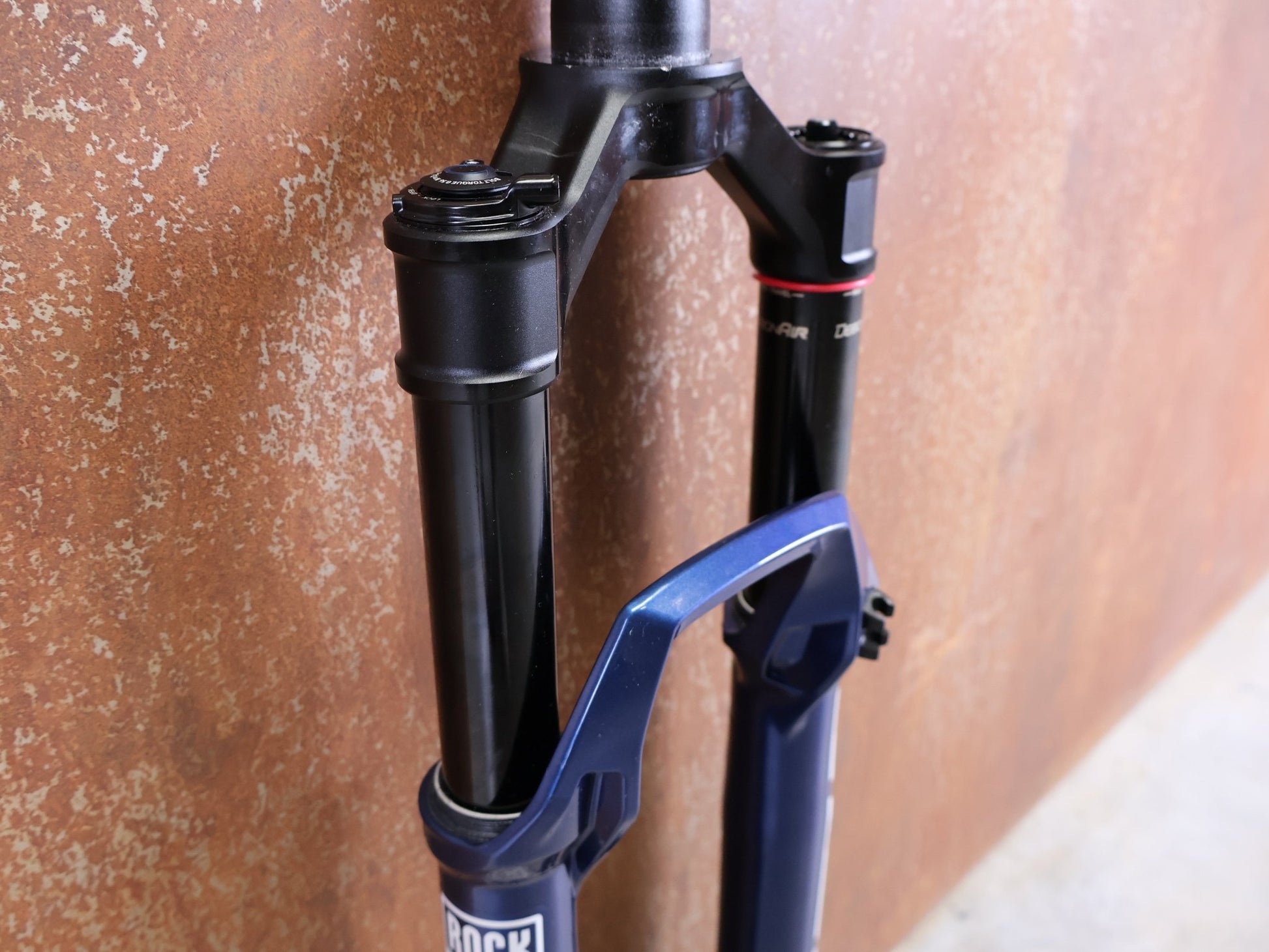 Federgabel von Rock Shox, ROCKSHOX SID SL ULTIMATE 2P 29" FEDERGABEL – 110 MM – CHARGER RACE DAY 2 – BLUE CRUSH vor USEDBIKES - OB.DE Hintergrund