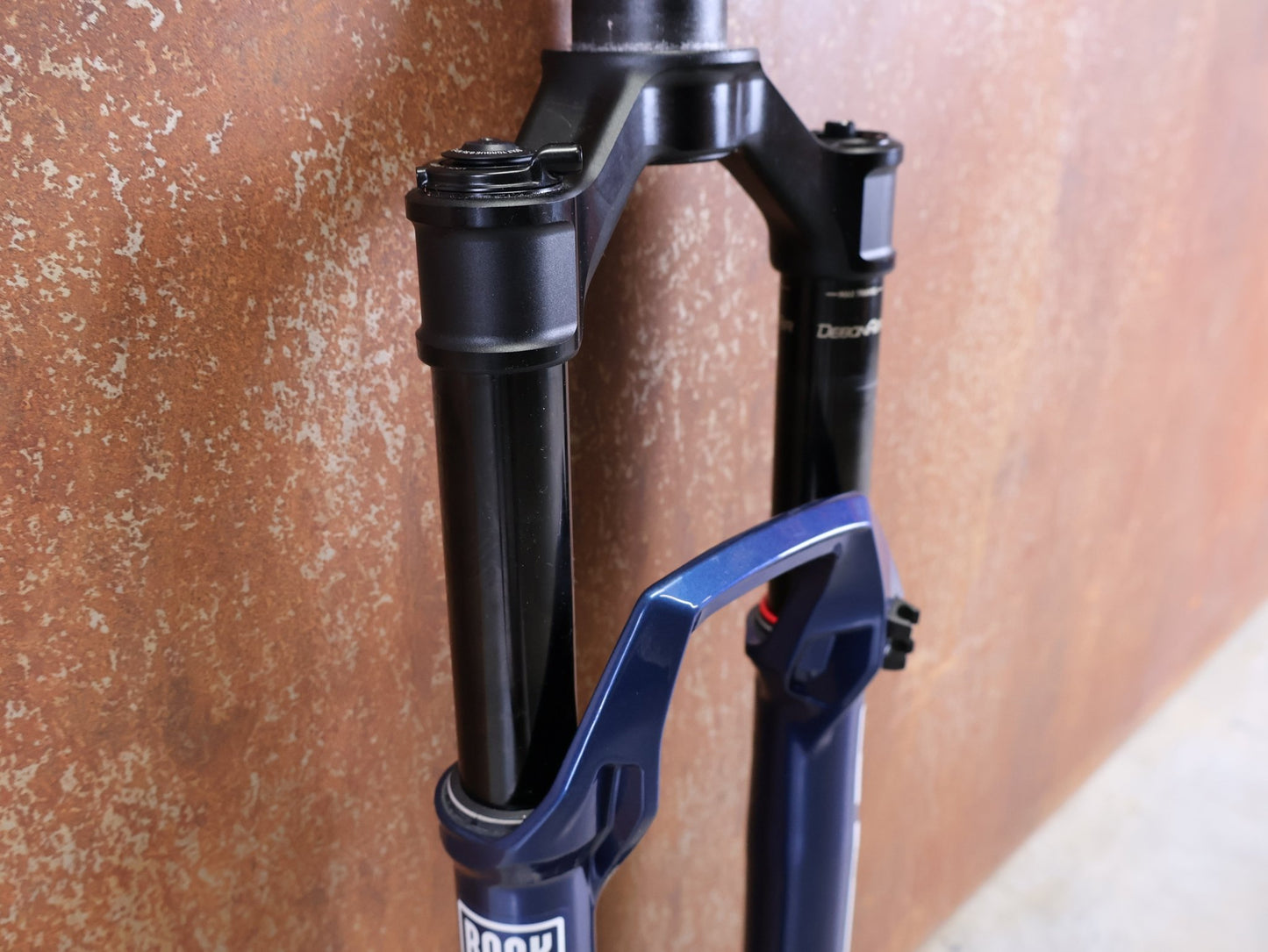 Federgabel von Rock Shox, ROCKSHOX SID SL ULTIMATE 2P 29" FEDERGABEL – 110 MM – CHARGER RACE DAY 2 – BLUE CRUSH vor USEDBIKES - OB.DE Hintergrund