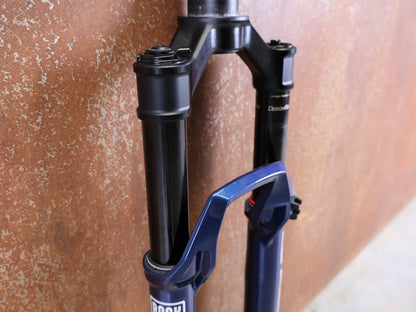 Federgabel von Rock Shox, ROCKSHOX SID SL ULTIMATE 2P 29" FEDERGABEL – 110 MM – CHARGER RACE DAY 2 – BLUE CRUSH vor USEDBIKES - OB.DE Hintergrund