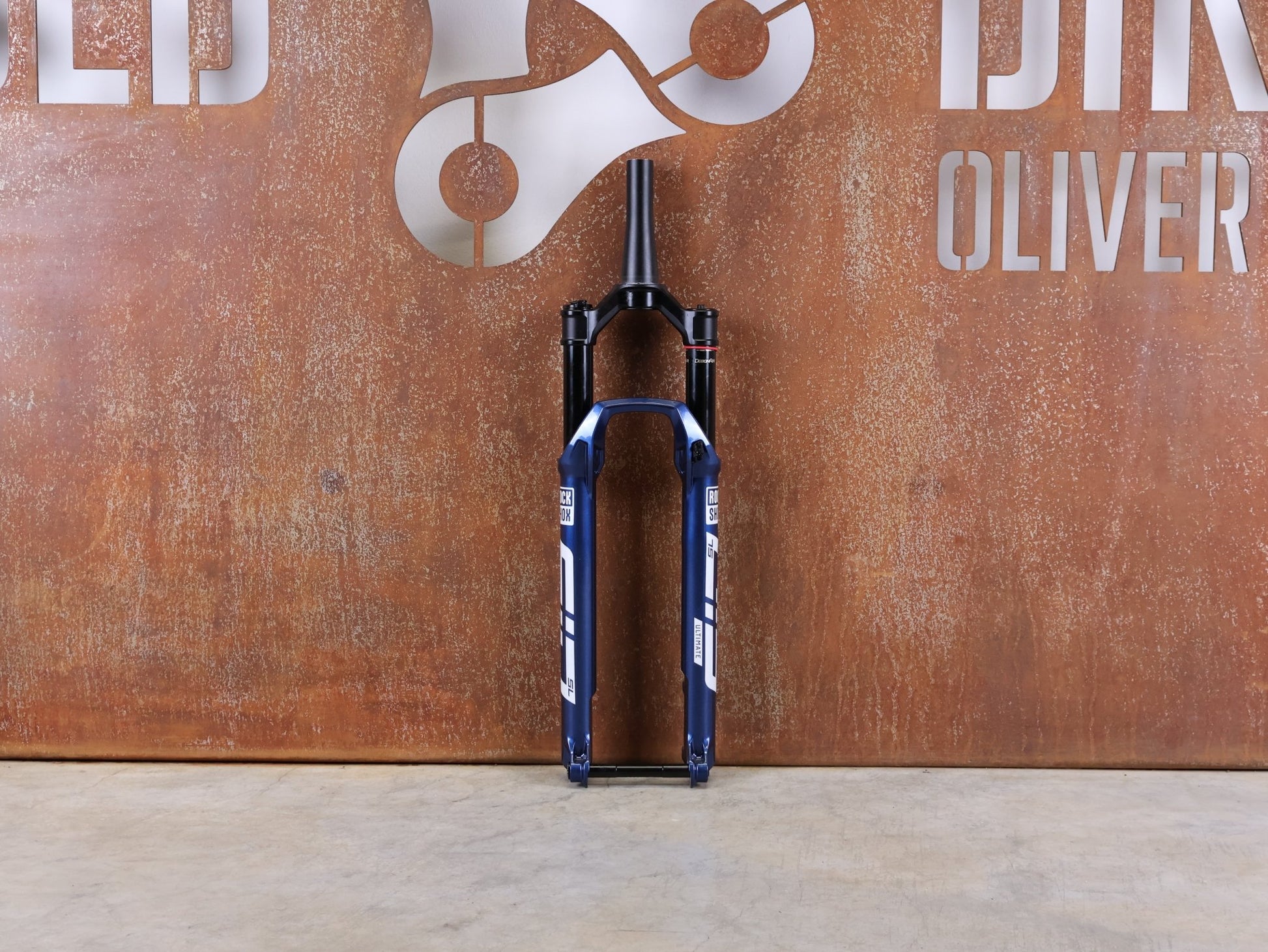 Federgabel von Rock Shox, ROCKSHOX SID SL ULTIMATE 2P 29" FEDERGABEL – 110 MM – CHARGER RACE DAY 2 – BLUE CRUSH vor USEDBIKES - OB.DE Hintergrund