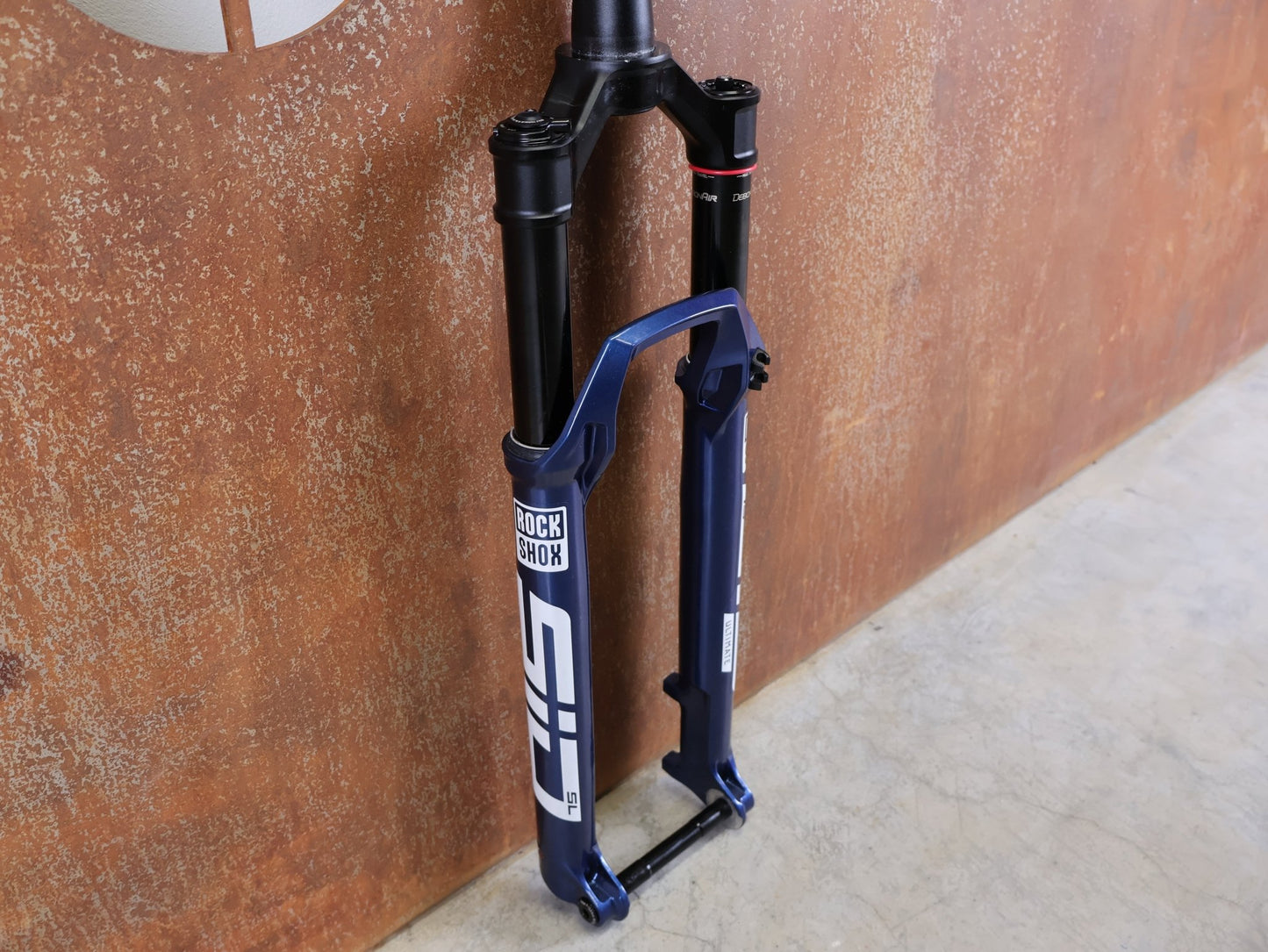 Federgabel von Rock Shox, ROCKSHOX SID SL ULTIMATE 2P 29" FEDERGABEL – 110 MM – CHARGER RACE DAY 2 – BLUE CRUSH vor USEDBIKES - OB.DE Hintergrund