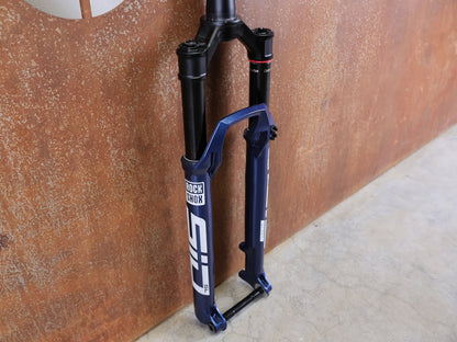 Federgabel von Rock Shox, ROCKSHOX SID SL ULTIMATE 2P 29" FEDERGABEL – 110 MM – CHARGER RACE DAY 2 – BLUE CRUSH vor USEDBIKES - OB.DE Hintergrund