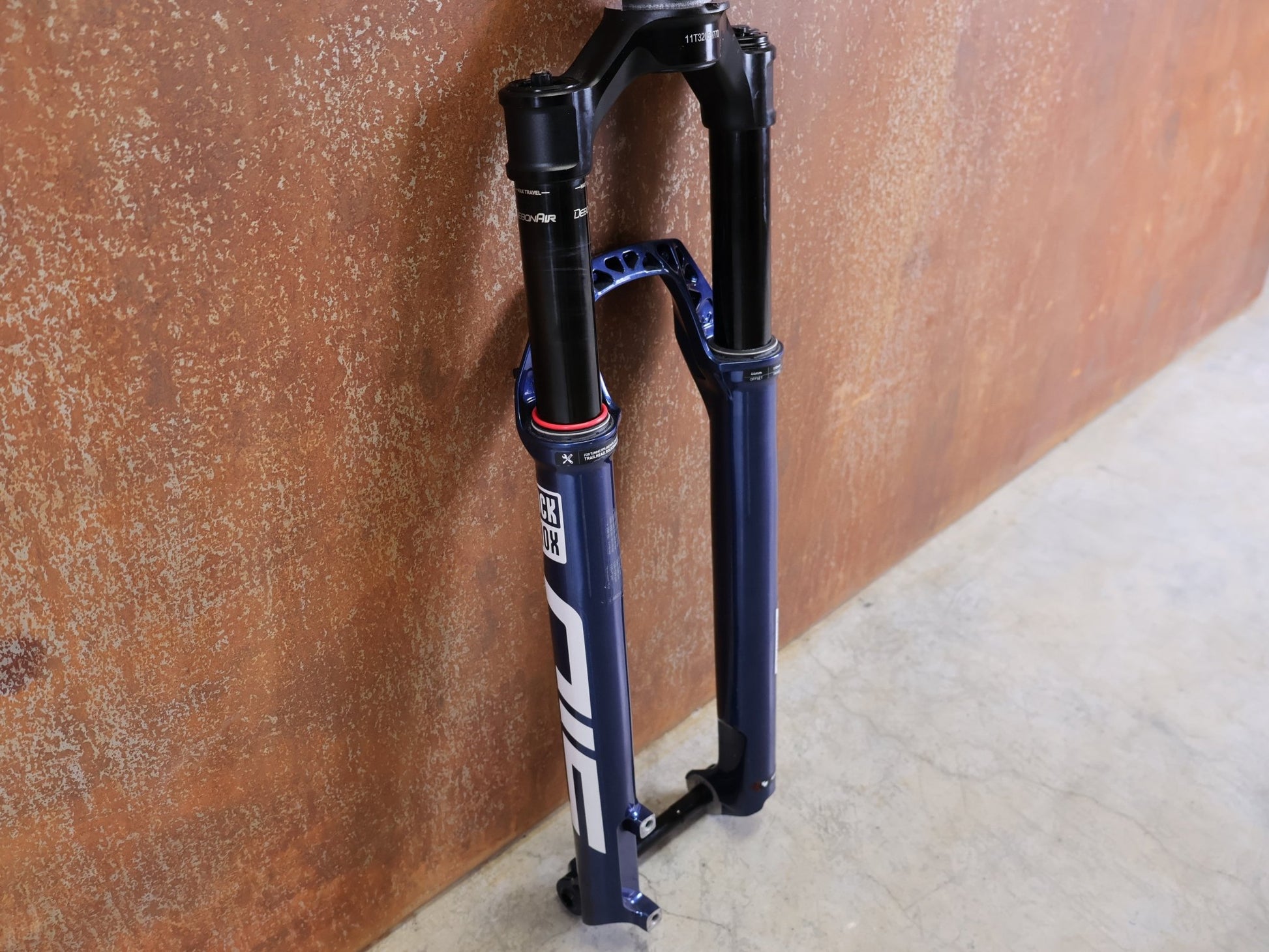 Federgabel von Rock Shox, ROCKSHOX SID SL ULTIMATE 2P 29" FEDERGABEL – 110 MM – CHARGER RACE DAY 2 – BLUE CRUSH vor USEDBIKES - OB.DE Hintergrund