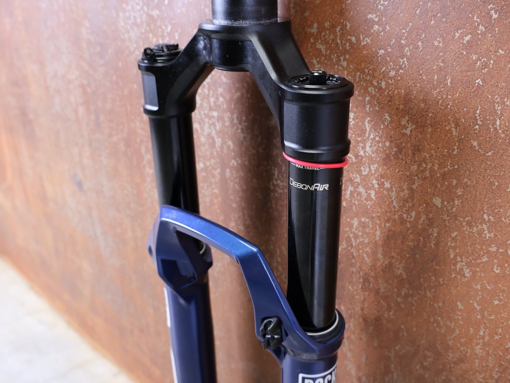 Federgabel von Rock Shox, ROCKSHOX SID SL ULTIMATE 2P 29" FEDERGABEL – 110 MM – CHARGER RACE DAY 2 – BLUE CRUSH vor USEDBIKES - OB.DE Hintergrund