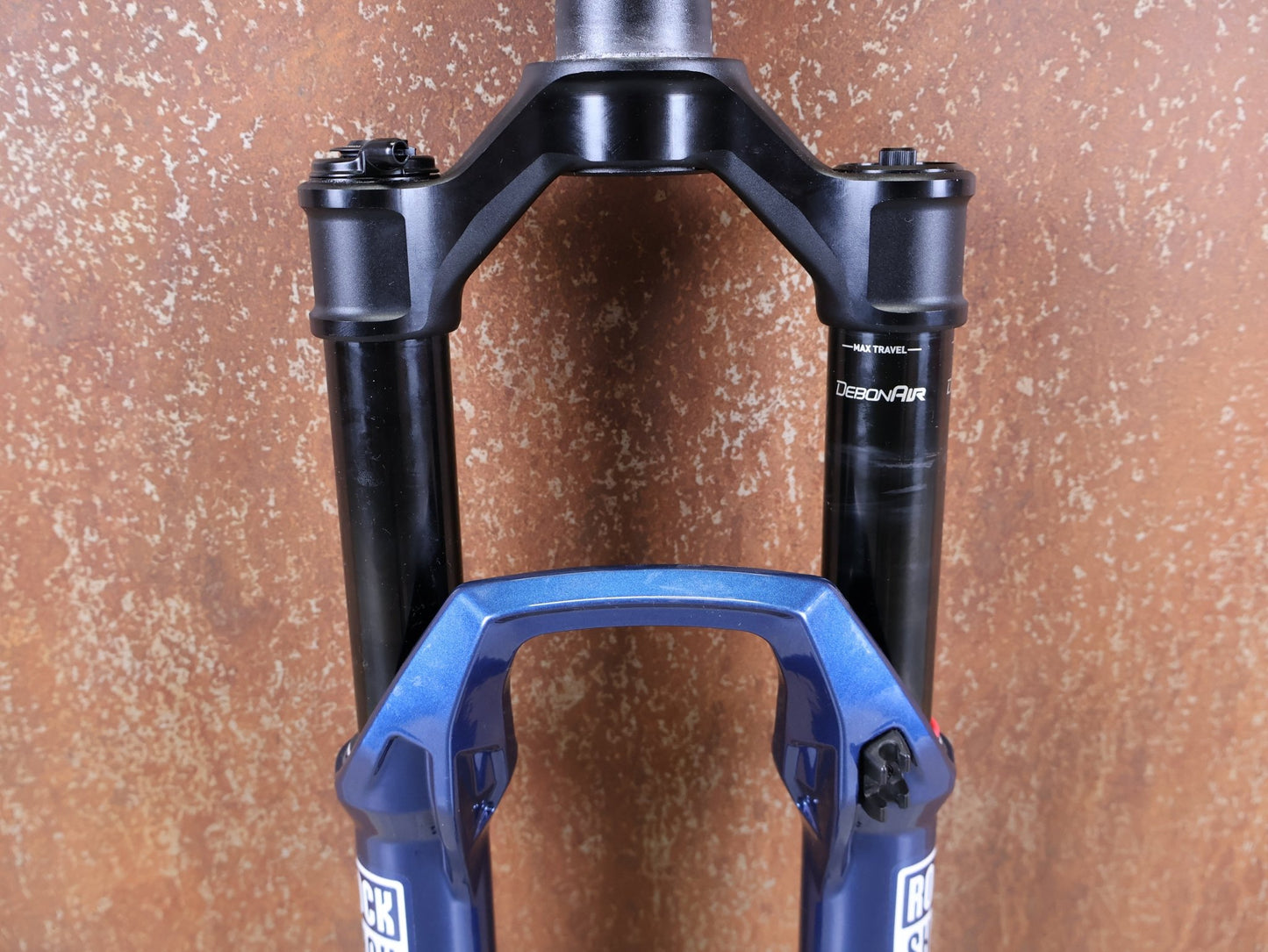 Federgabel von Rock Shox, ROCKSHOX SID SL ULTIMATE 2P 29" FEDERGABEL – 110 MM – CHARGER RACE DAY 2 – BLUE CRUSH vor USEDBIKES - OB.DE Hintergrund