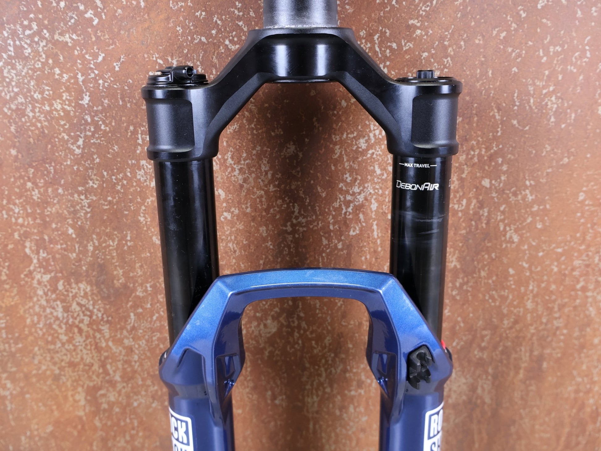 Federgabel von Rock Shox, ROCKSHOX SID SL ULTIMATE 2P 29" FEDERGABEL – 110 MM – CHARGER RACE DAY 2 – BLUE CRUSH vor USEDBIKES - OB.DE Hintergrund