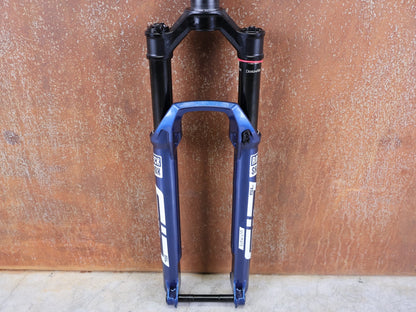 Federgabel von Rock Shox, ROCKSHOX SID SL ULTIMATE 2P 29" FEDERGABEL – 110 MM – CHARGER RACE DAY 2 – BLUE CRUSH vor USEDBIKES - OB.DE Hintergrund