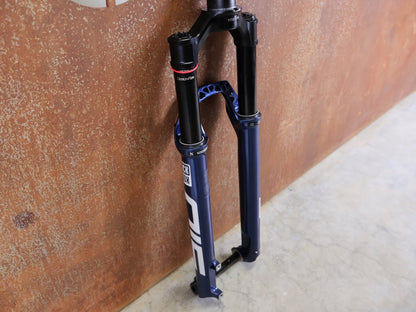 Federgabel von Rock Shox, ROCKSHOX SID SL ULTIMATE 2P 29" FEDERGABEL – 110 MM – CHARGER RACE DAY 2 – BLUE CRUSH vor USEDBIKES - OB.DE Hintergrund