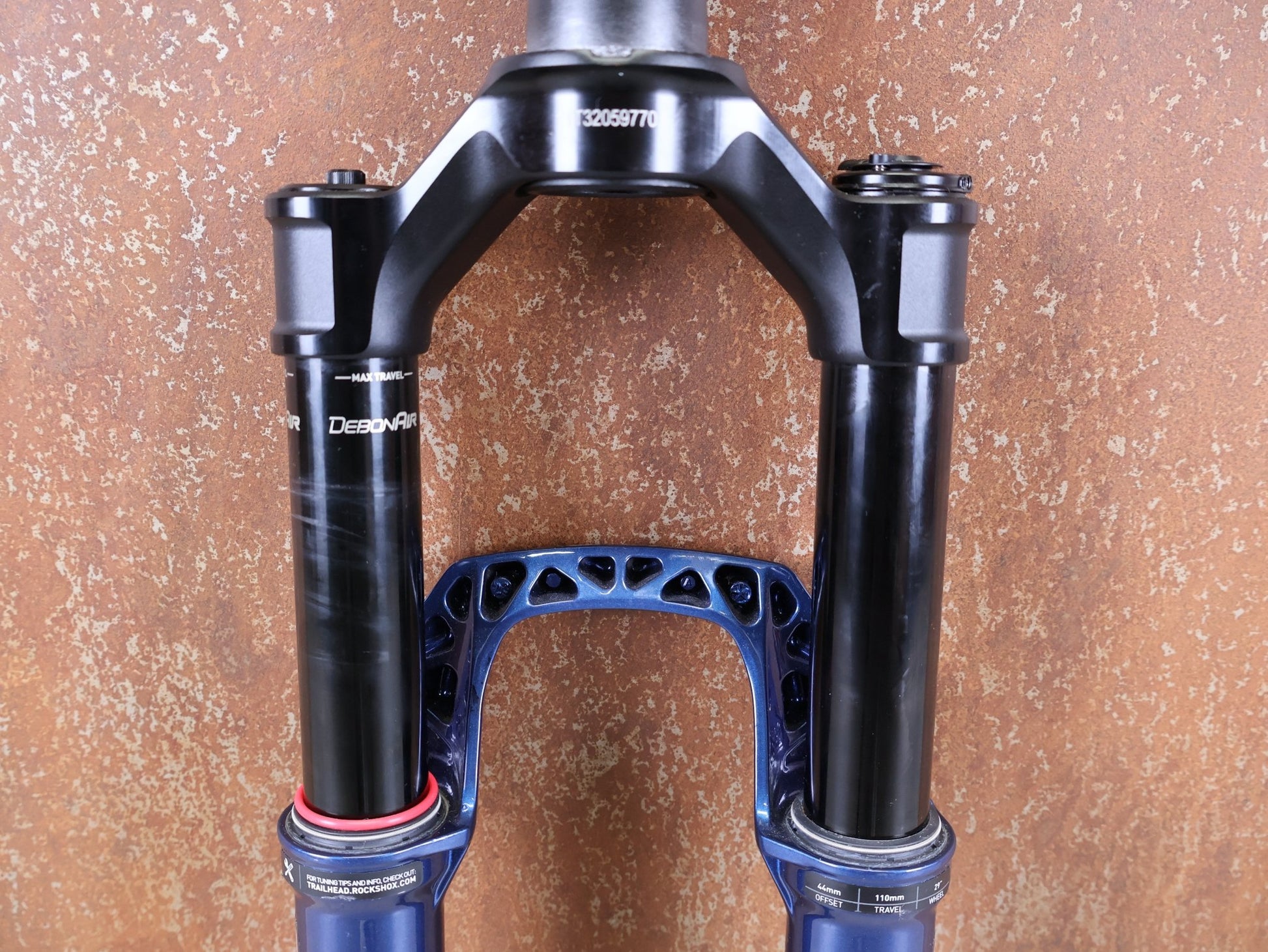 Federgabel von Rock Shox, ROCKSHOX SID SL ULTIMATE 2P 29" FEDERGABEL – 110 MM – CHARGER RACE DAY 2 – BLUE CRUSH vor USEDBIKES - OB.DE Hintergrund