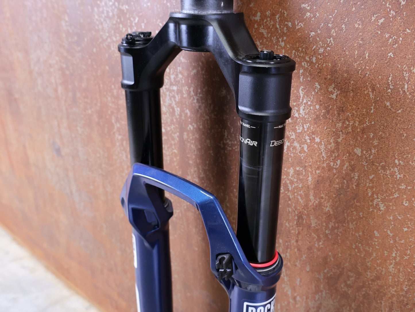 Federgabel von Rock Shox, ROCKSHOX SID SL ULTIMATE 2P 29" FEDERGABEL – 110 MM – CHARGER RACE DAY 2 – BLUE CRUSH vor USEDBIKES - OB.DE Hintergrund