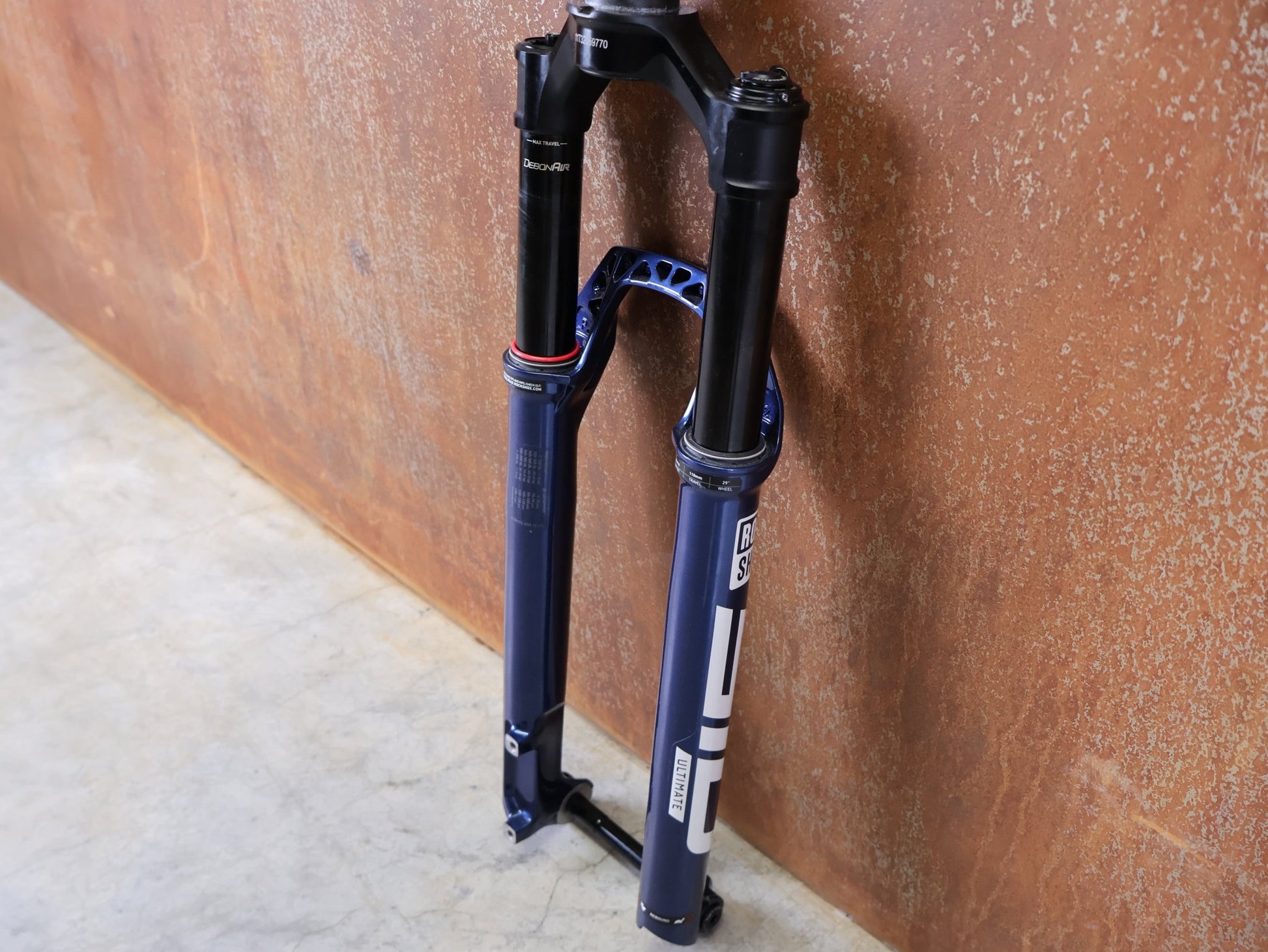 Federgabel von Rock Shox, ROCKSHOX SID SL ULTIMATE 2P 29" FEDERGABEL – 110 MM – CHARGER RACE DAY 2 – BLUE CRUSH vor USEDBIKES - OB.DE Hintergrund