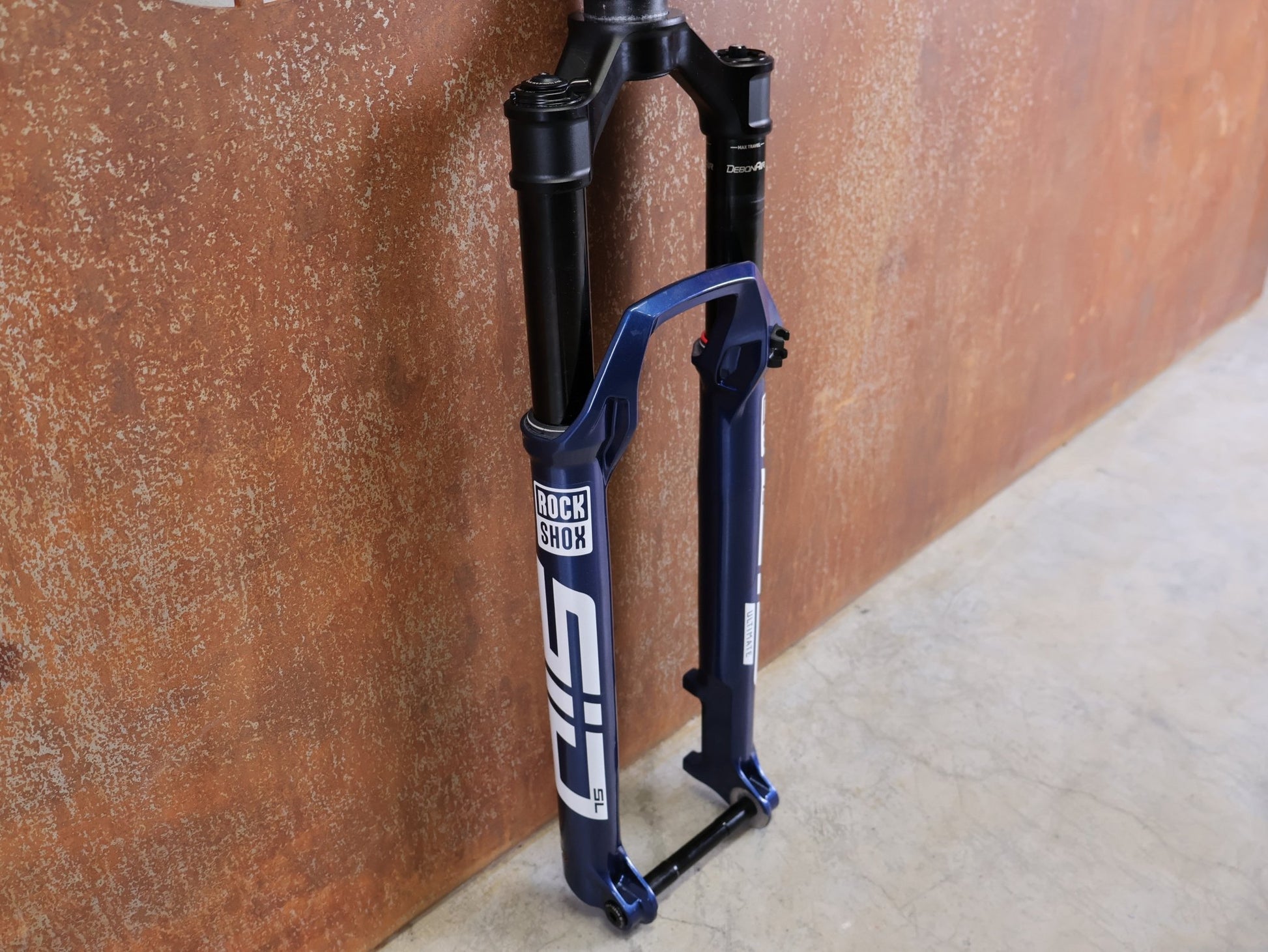 Federgabel von Rock Shox, ROCKSHOX SID SL ULTIMATE 2P 29" FEDERGABEL – 110 MM – CHARGER RACE DAY 2 – BLUE CRUSH vor USEDBIKES - OB.DE Hintergrund
