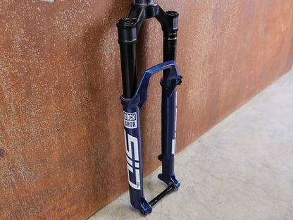 Federgabel von Rock Shox, ROCKSHOX SID SL ULTIMATE 2P 29" FEDERGABEL – 110 MM – CHARGER RACE DAY 2 – BLUE CRUSH vor USEDBIKES - OB.DE Hintergrund