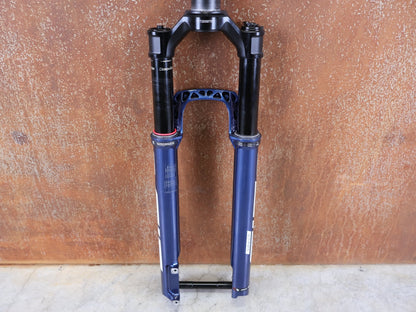 Federgabel von Rock Shox, ROCKSHOX SID SL ULTIMATE 2P 29" FEDERGABEL – 110 MM – CHARGER RACE DAY 2 – BLUE CRUSH vor USEDBIKES - OB.DE Hintergrund