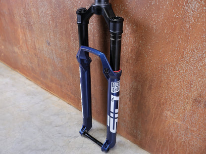 Federgabel von Rock Shox, ROCKSHOX SID SL ULTIMATE 2P 29" FEDERGABEL – 110 MM – CHARGER RACE DAY 2 – BLUE CRUSH vor USEDBIKES - OB.DE Hintergrund