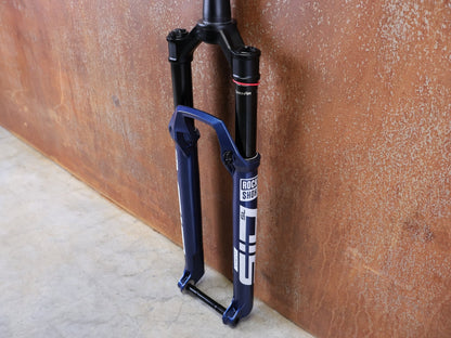 Federgabel von Rock Shox, ROCKSHOX SID SL ULTIMATE 2P 29" FEDERGABEL – 110 MM – CHARGER RACE DAY 2 – BLUE CRUSH vor USEDBIKES - OB.DE Hintergrund