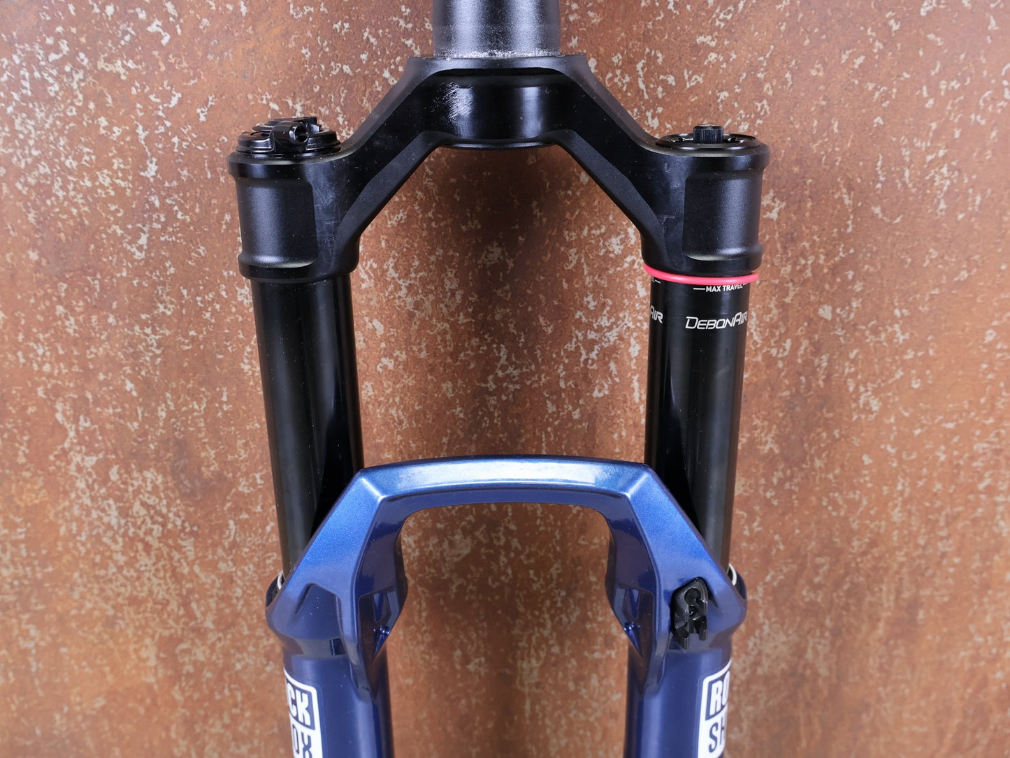 Federgabel von Rock Shox, ROCKSHOX SID SL ULTIMATE 2P 29" FEDERGABEL – 110 MM – CHARGER RACE DAY 2 – BLUE CRUSH vor USEDBIKES - OB.DE Hintergrund