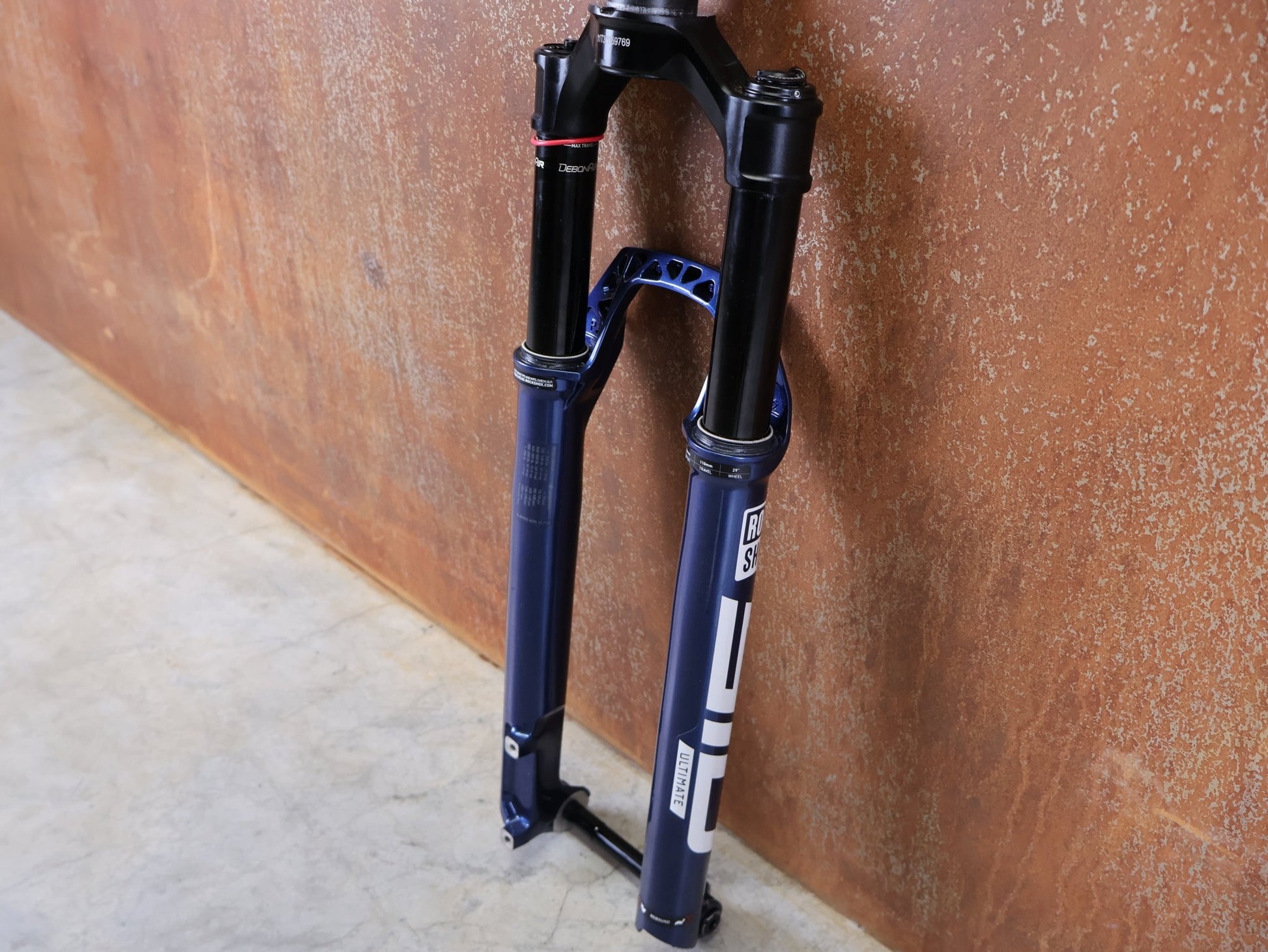 Federgabel von Rock Shox, ROCKSHOX SID SL ULTIMATE 2P 29" FEDERGABEL – 110 MM – CHARGER RACE DAY 2 – BLUE CRUSH vor USEDBIKES - OB.DE Hintergrund