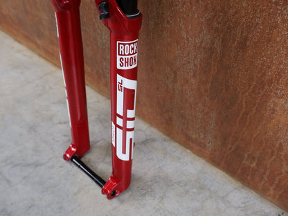 Federgabel von Rock Shox, ROCKSHOX SID SL ULTIMATE FLIGHT ATTENDANT 29" – 110 MM – 44 MM OFFSET – BOOST / ELECTRIC RED vor USEDBIKES - OB.DE Hintergrund